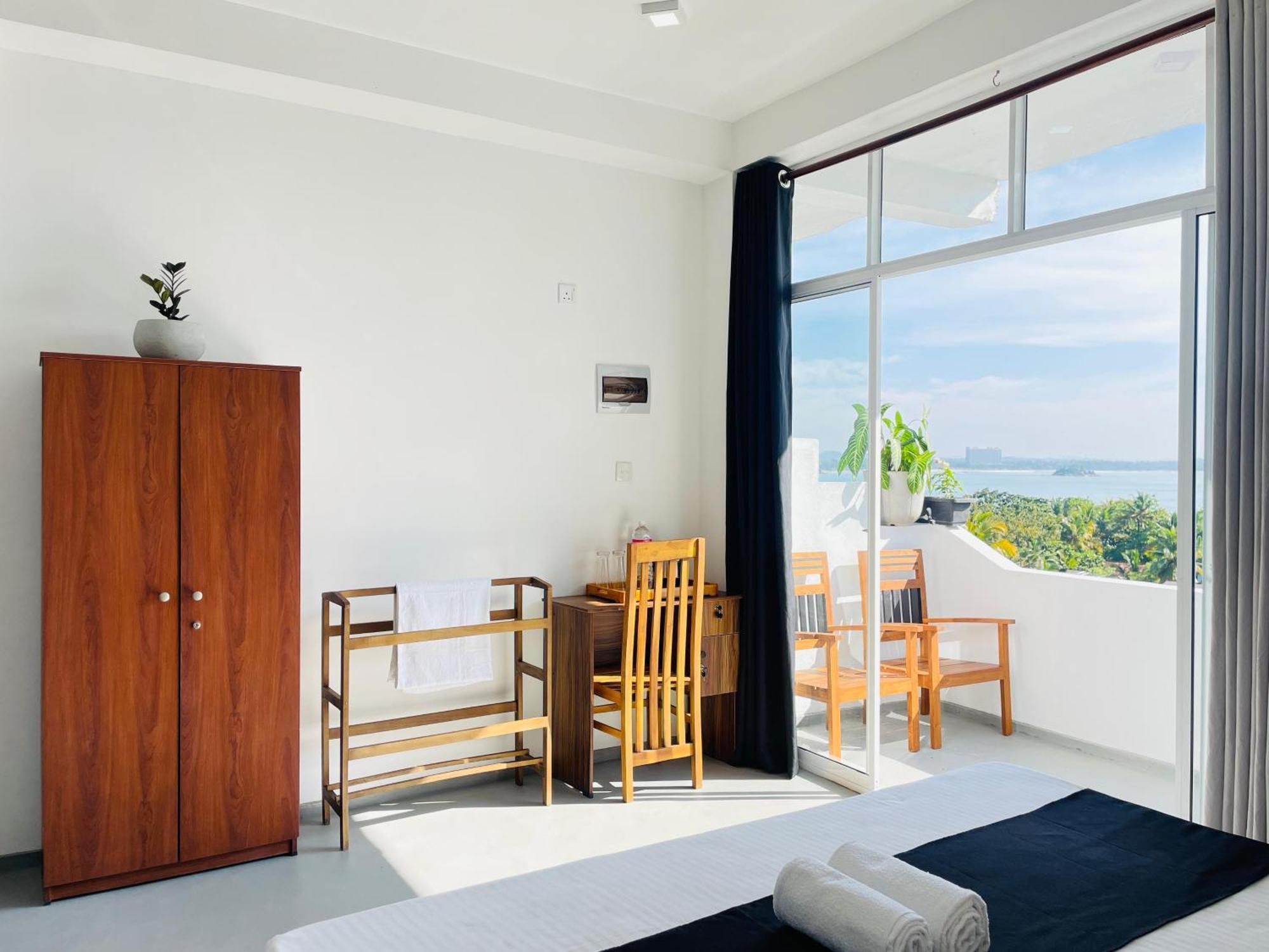 Regal Heights Hotel Уелигама Екстериор снимка