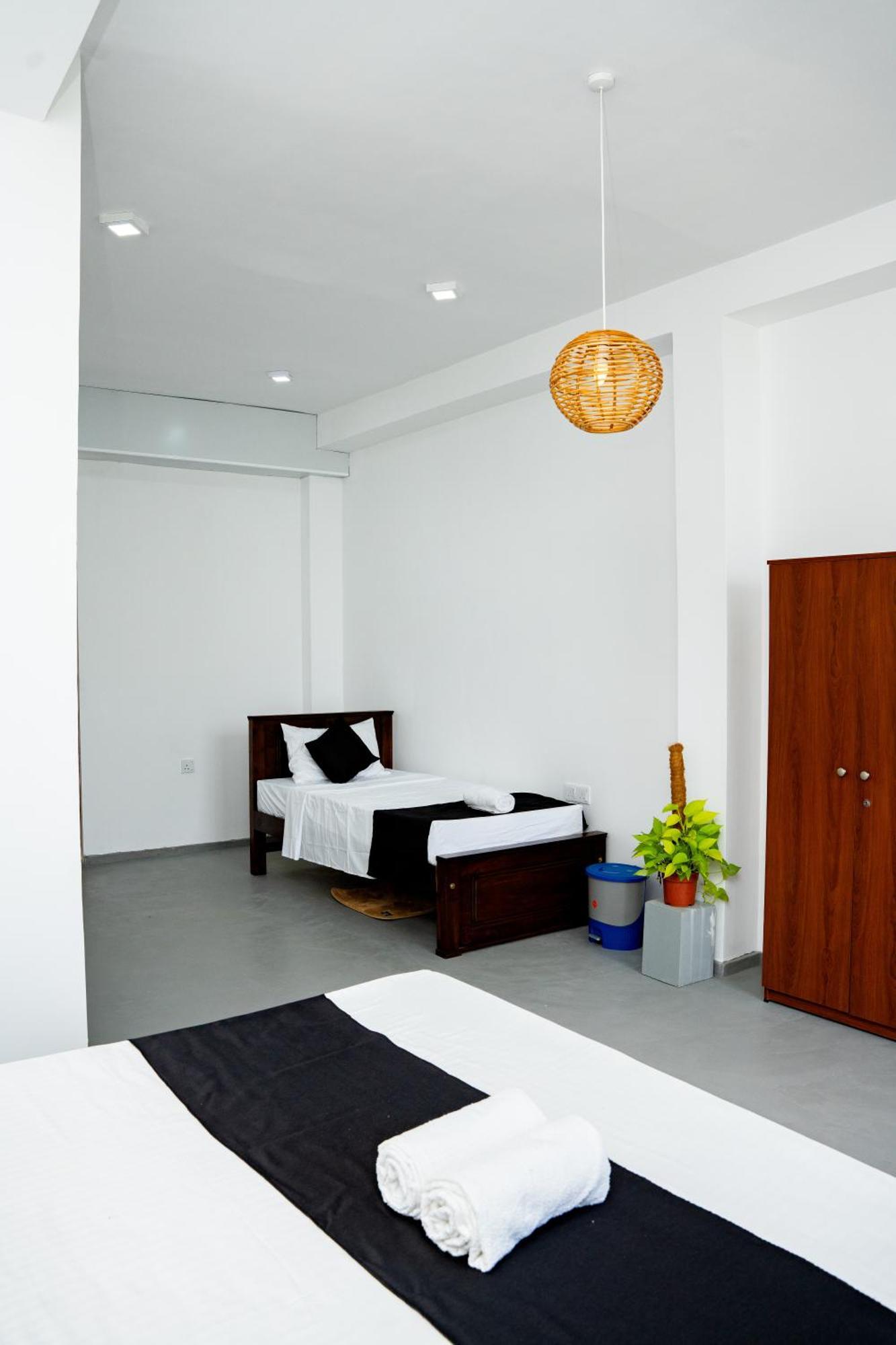 Regal Heights Hotel Уелигама Екстериор снимка