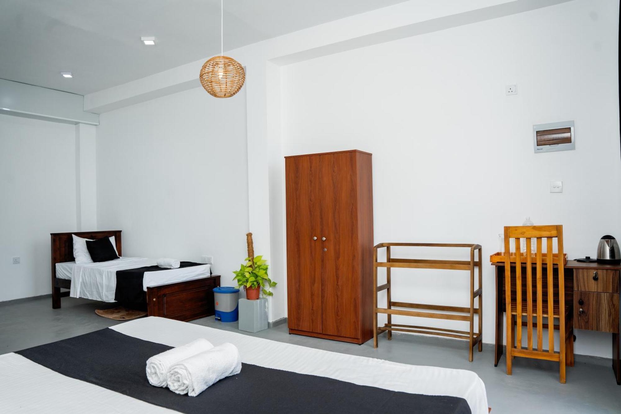 Regal Heights Hotel Уелигама Екстериор снимка