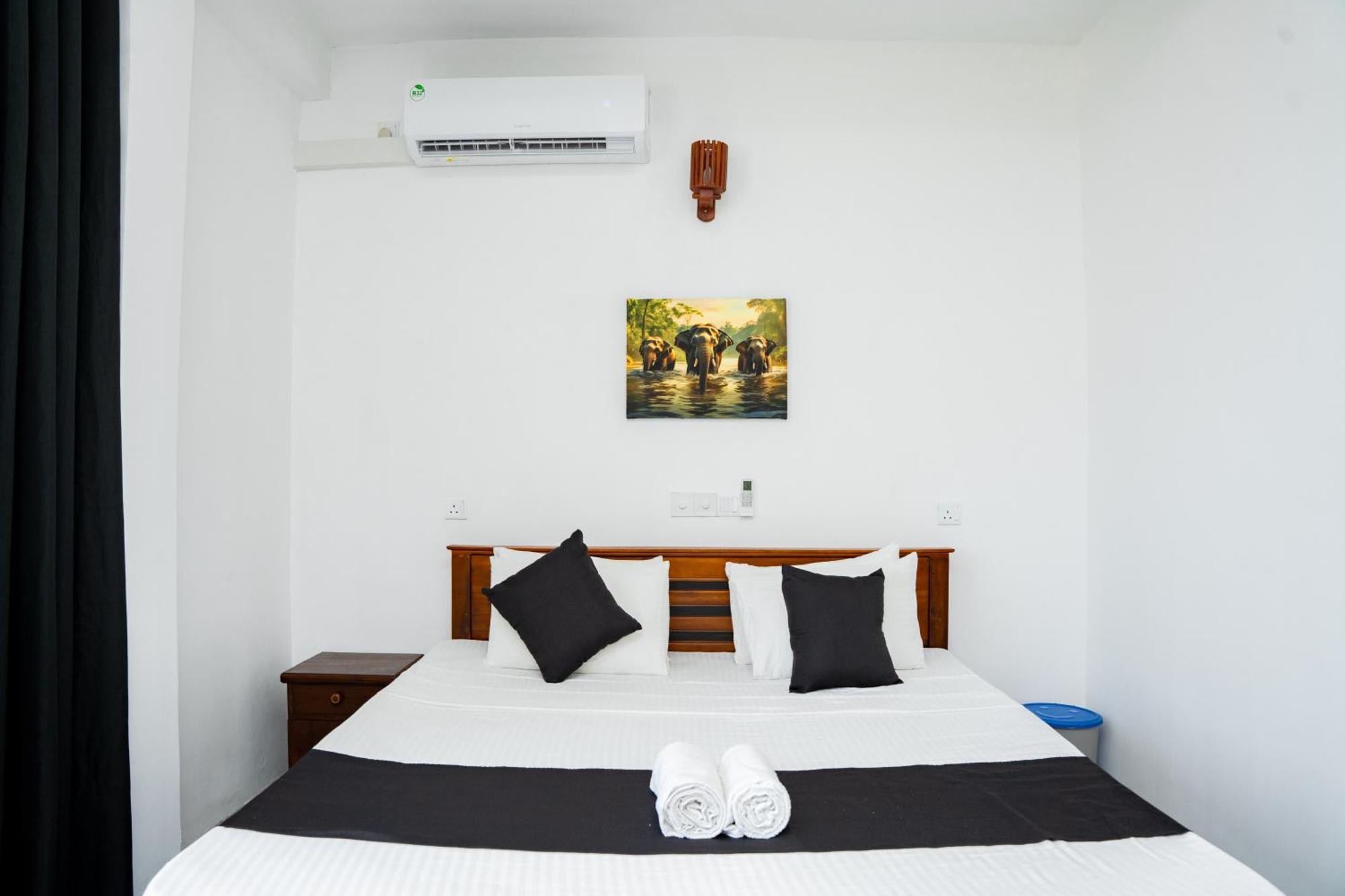 Regal Heights Hotel Уелигама Екстериор снимка