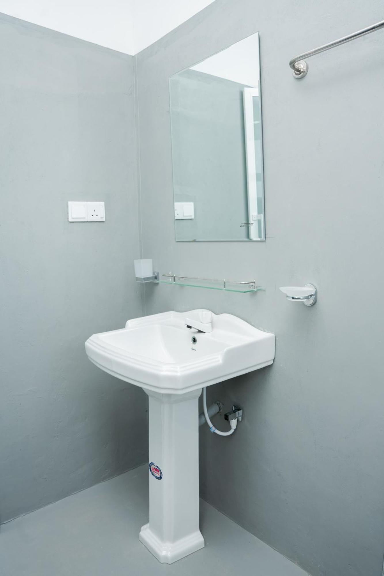 Regal Heights Hotel Уелигама Екстериор снимка