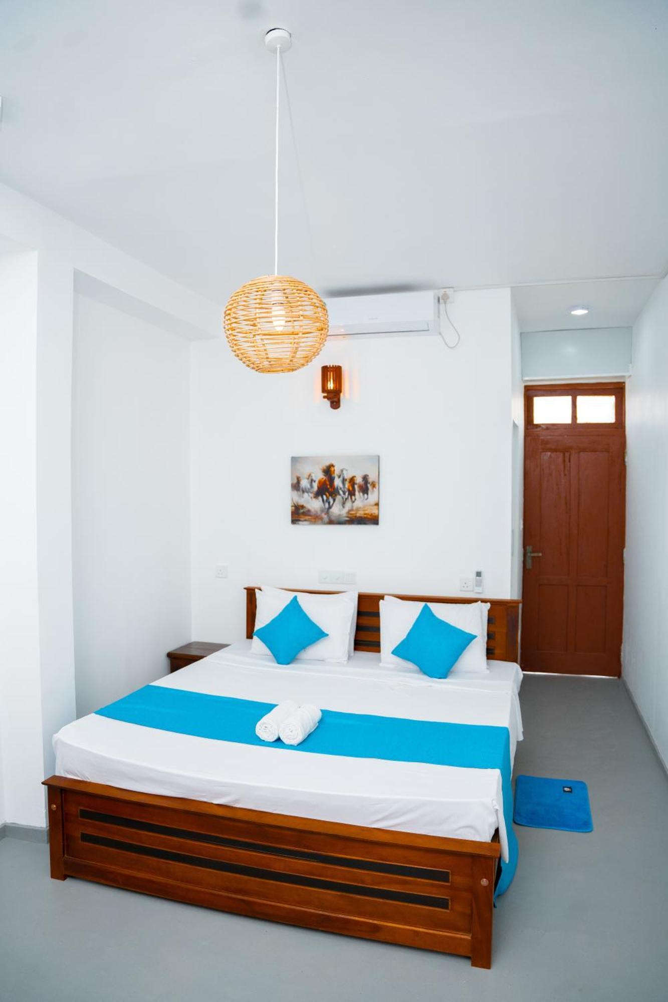 Regal Heights Hotel Уелигама Екстериор снимка