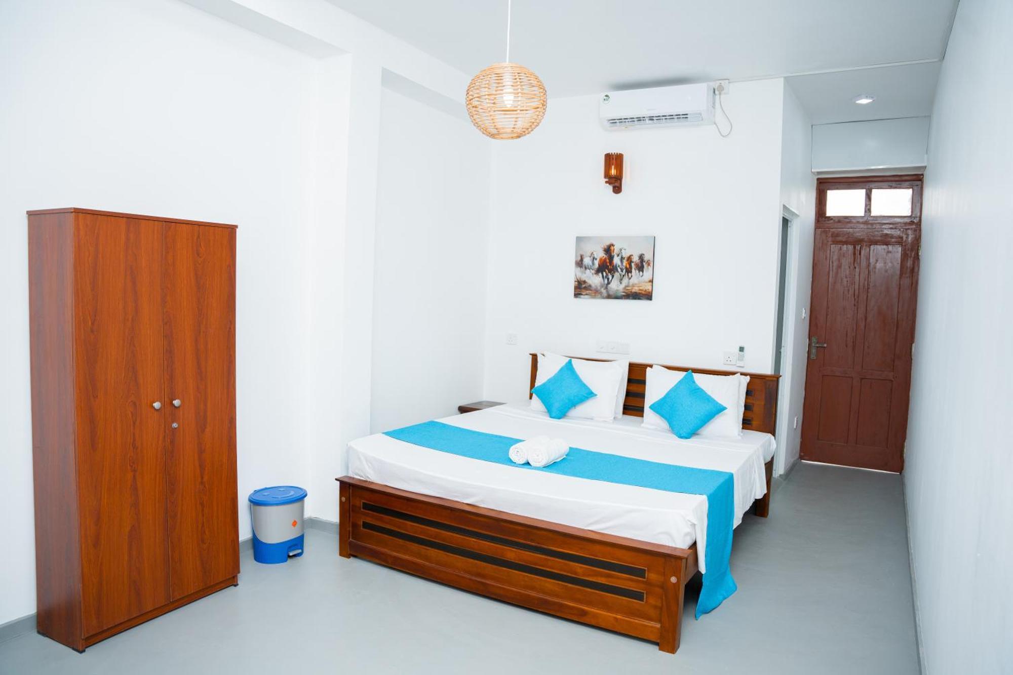 Regal Heights Hotel Уелигама Екстериор снимка