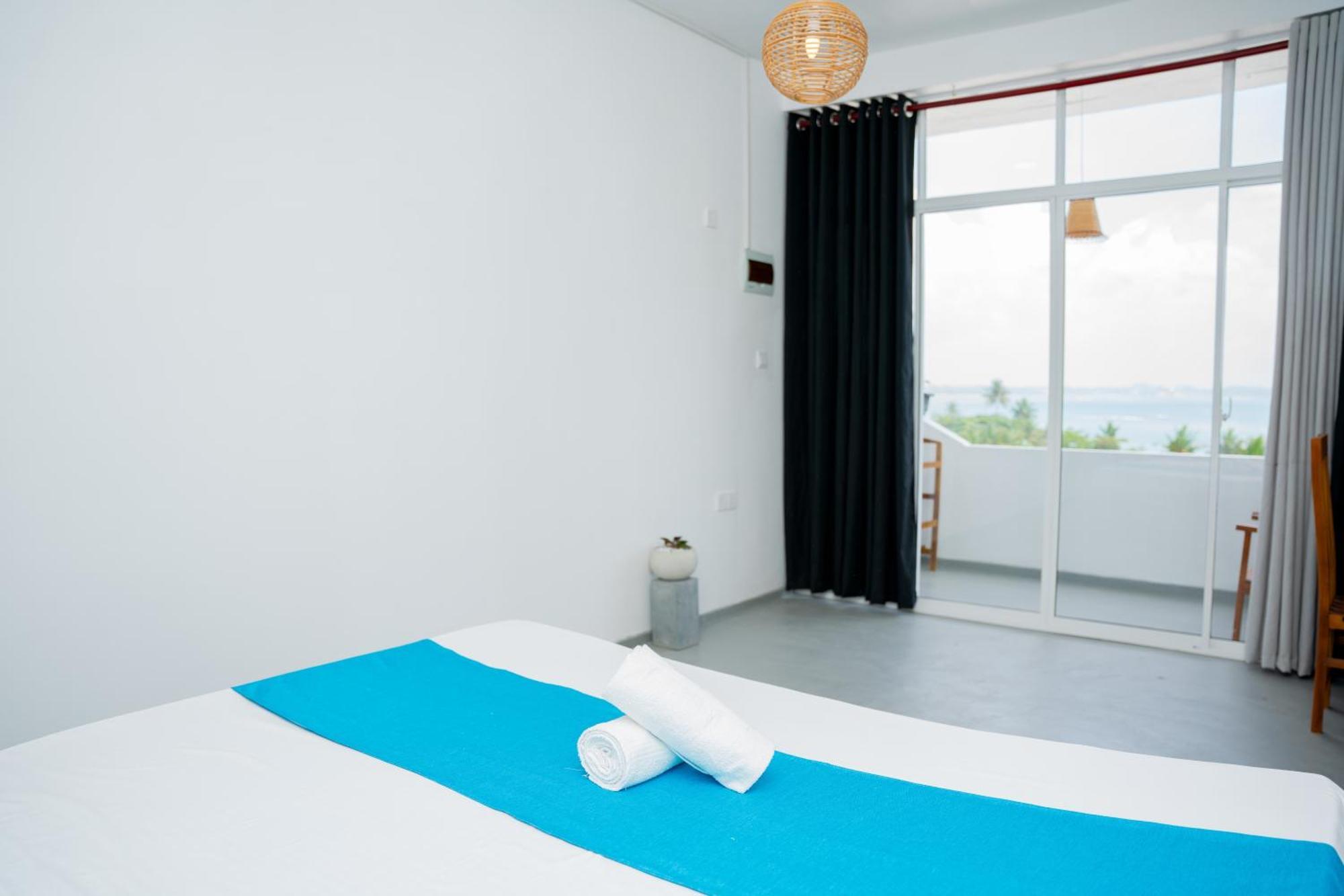 Regal Heights Hotel Уелигама Екстериор снимка
