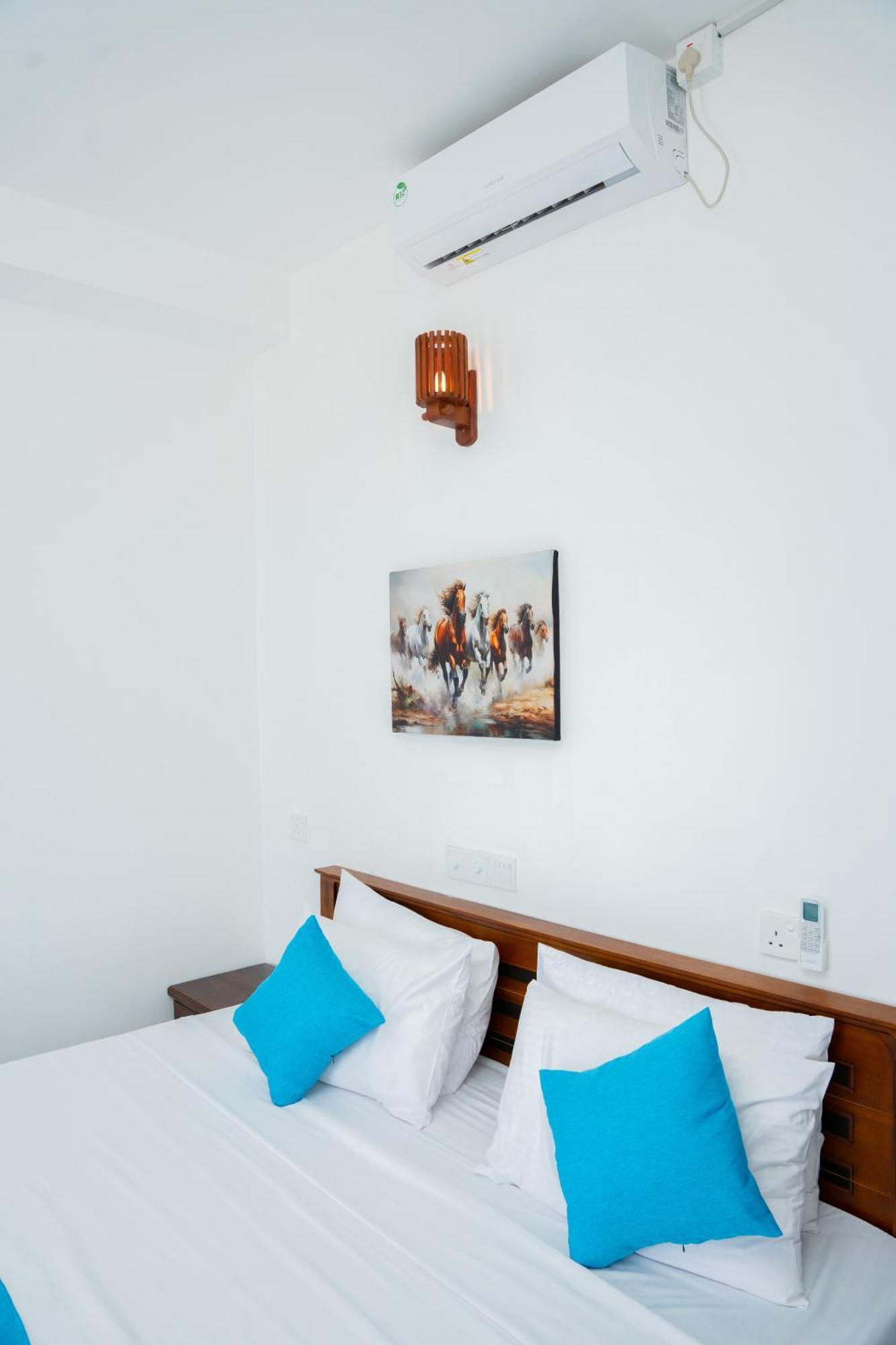 Regal Heights Hotel Уелигама Екстериор снимка