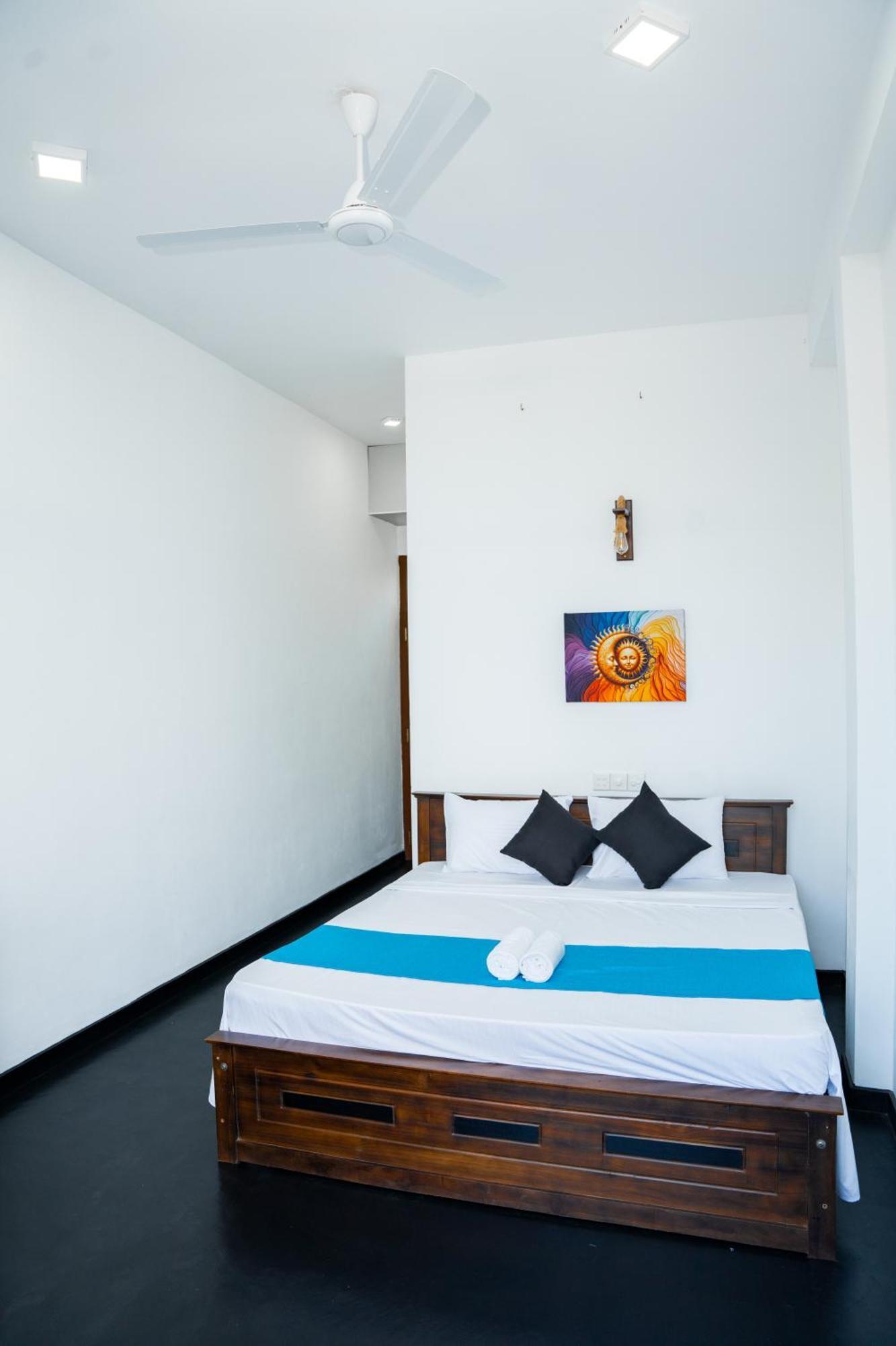 Regal Heights Hotel Уелигама Екстериор снимка