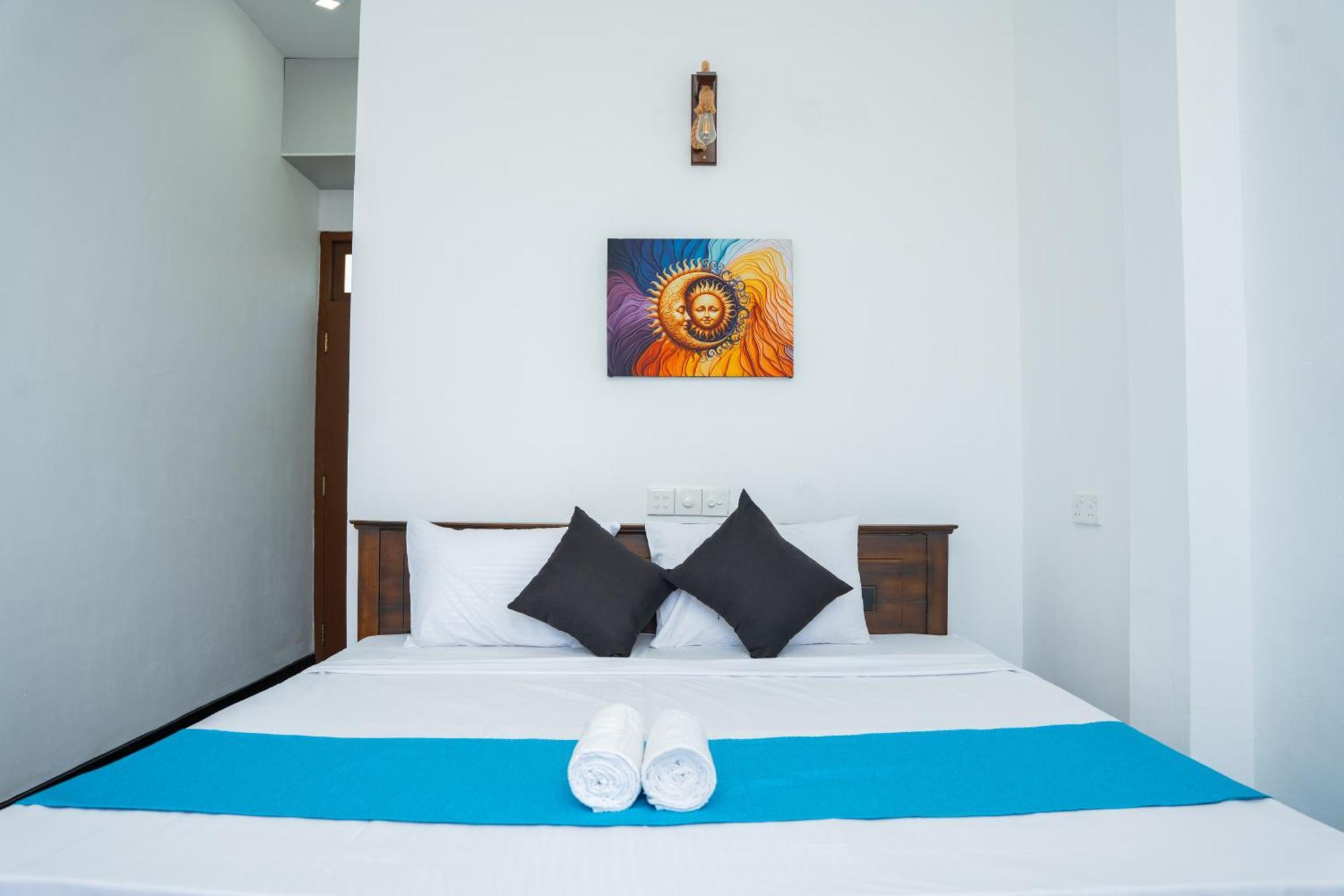 Regal Heights Hotel Уелигама Екстериор снимка